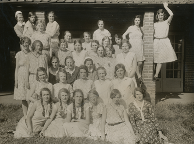 879291 Groepsportret van deelneemsters aan het kamp voor meisjes te Loosdrecht georganiseerd door de ...